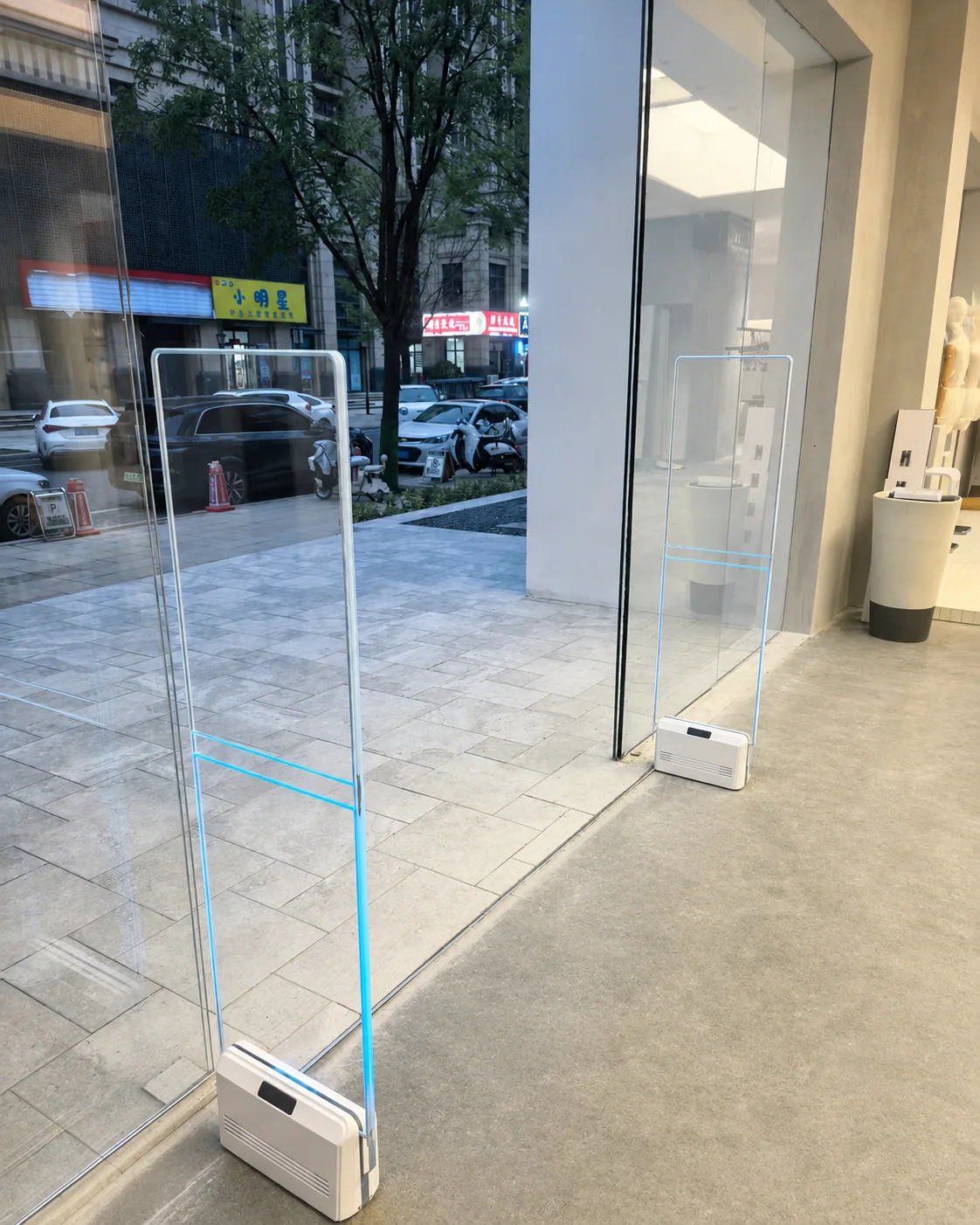 从店内侧观察精品服装店入口的透明声磁防盗门安装效果